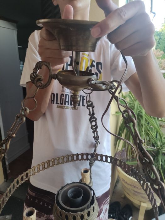 Várias luminárias antigas.