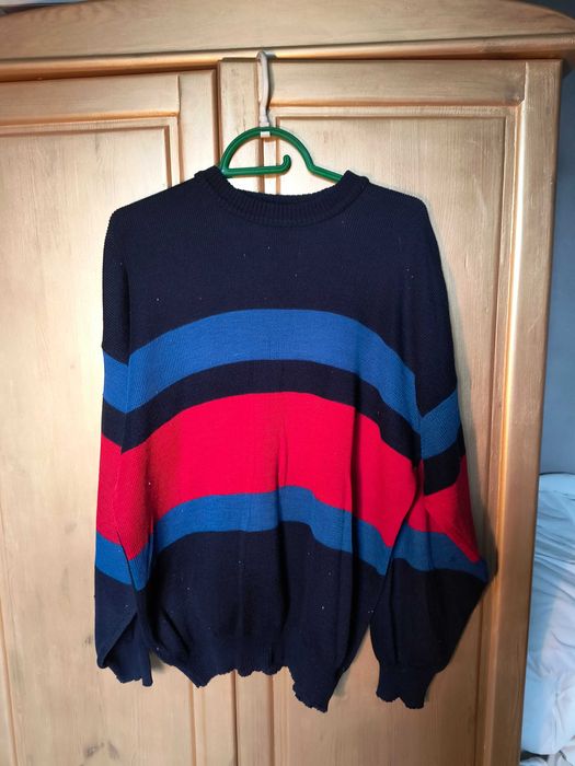 Sweter w paski z małą wadą