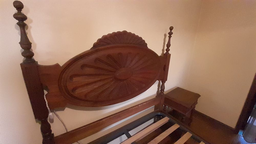 Cama de madeira e duas mesinhas