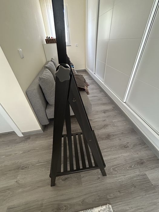 Vende-se espelho com base, em madeira, castanho escuro,do IKEA