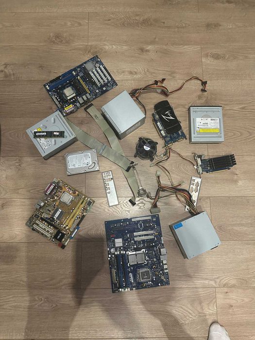 Комплект материнські плати, процесори, блоки живлення та інше.