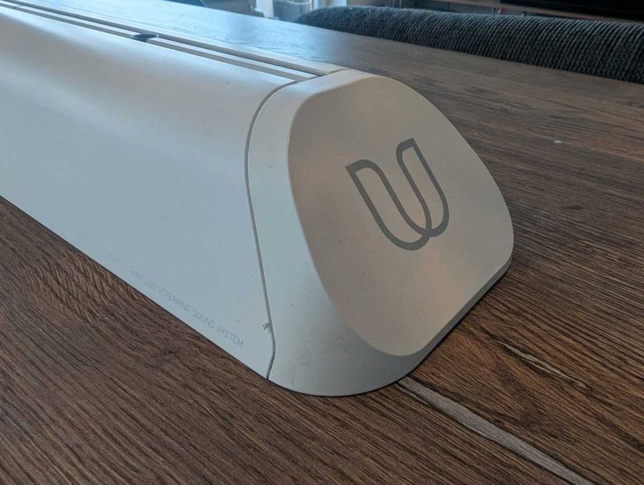 Bluesound Pulse Soundbar 2i biały z uchwytem ściennym