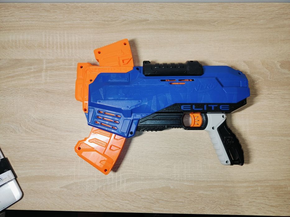 Plastikowy pistolet nerf