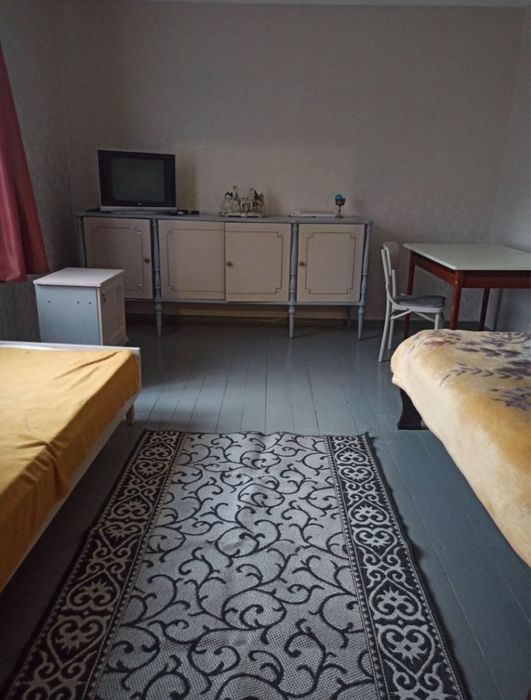 Здається кімната в приватному будинку.