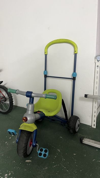 Triciclo para bebé com apoio