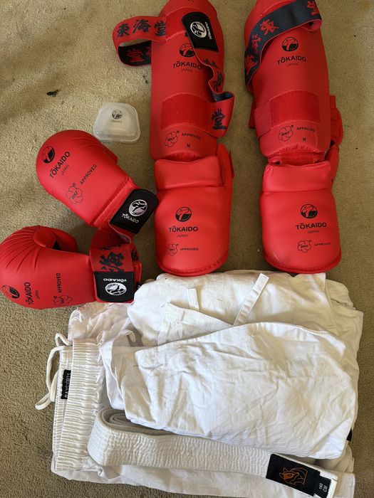 Roupa e proteções para desporto