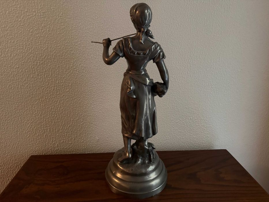 Estatueta feminina metálica