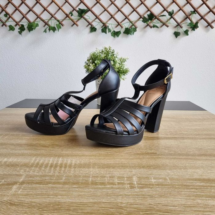 Sandálias Pretas Compensadas