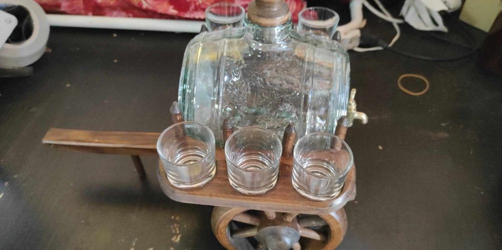 Carroça decorativa em madeira com barril em vidro trabalhado e copos