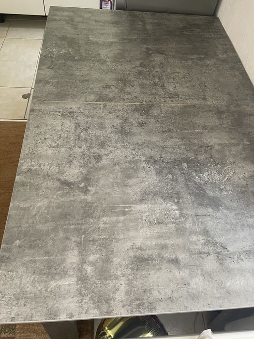 Mesa de jantar cinzenta