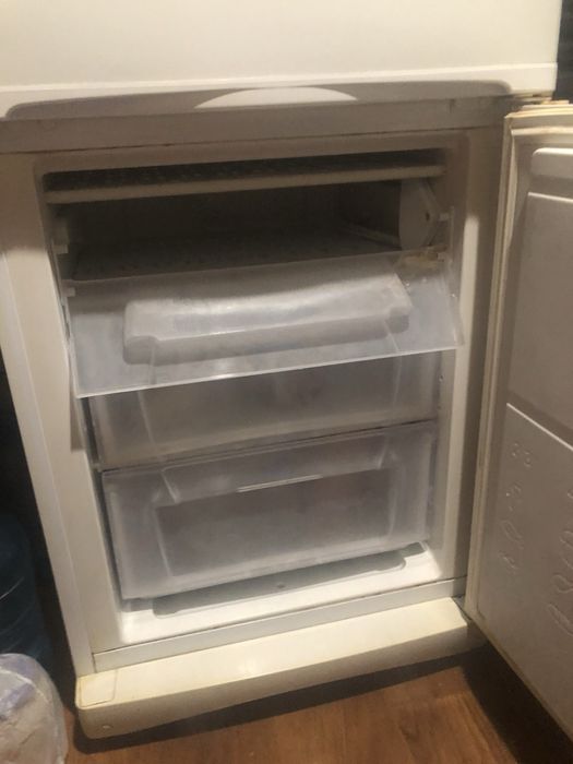 Продам холодильник  Indesit