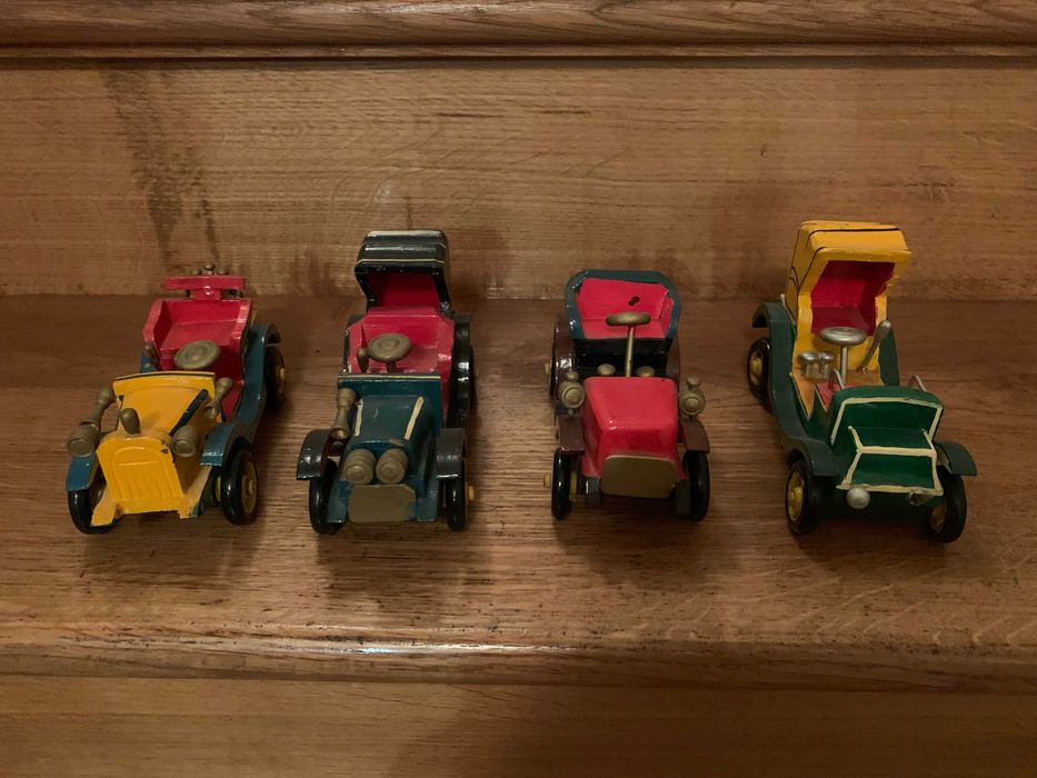 4 Carrinhos de Madeira Pintados