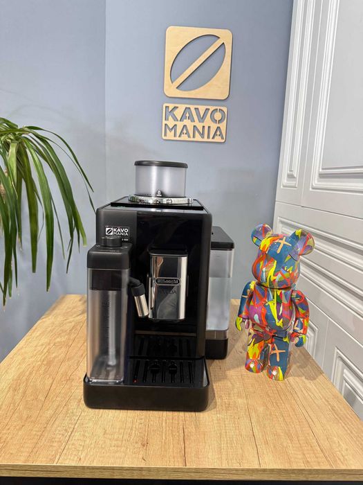 Современная кофемашина DeLonghi Rivelia с двумя бункерами для зерен