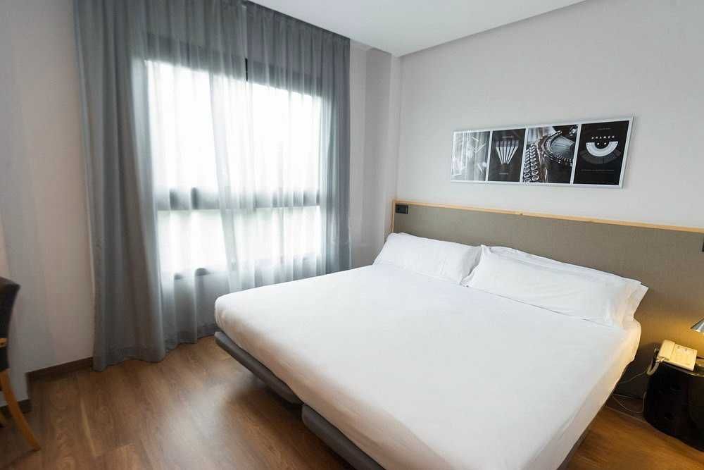 Продаж готелю. 24 номери. Висока дохідність. Льорет. Поруч Барселона