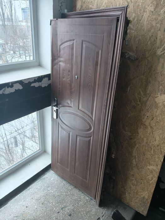 Дверь входная металлическая (на стройку / металлолом)