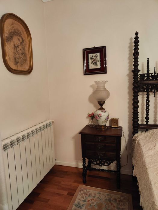 Mobília de quarto em madeira maciça