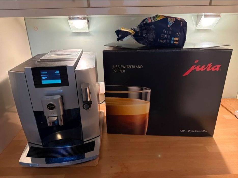 Máquina de café automática JURA E8 (EB)