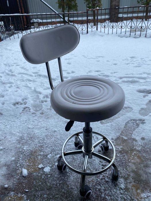 Стілець для майстра зі спинкою білий