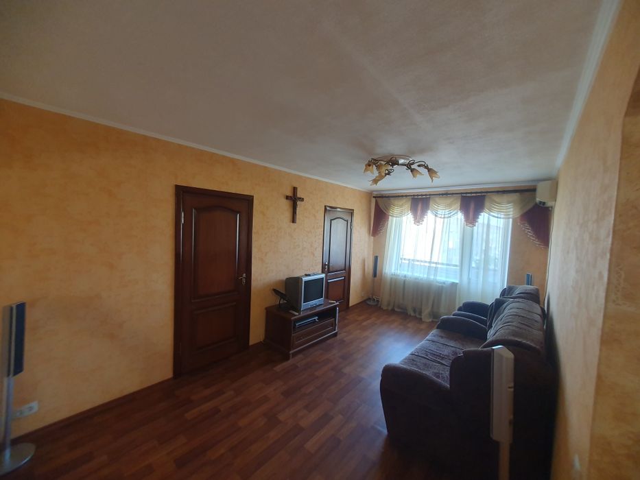 продам 4-кімнатну квартиру