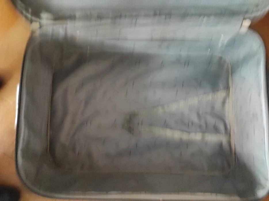 Mala de viagem com reforço no fecho