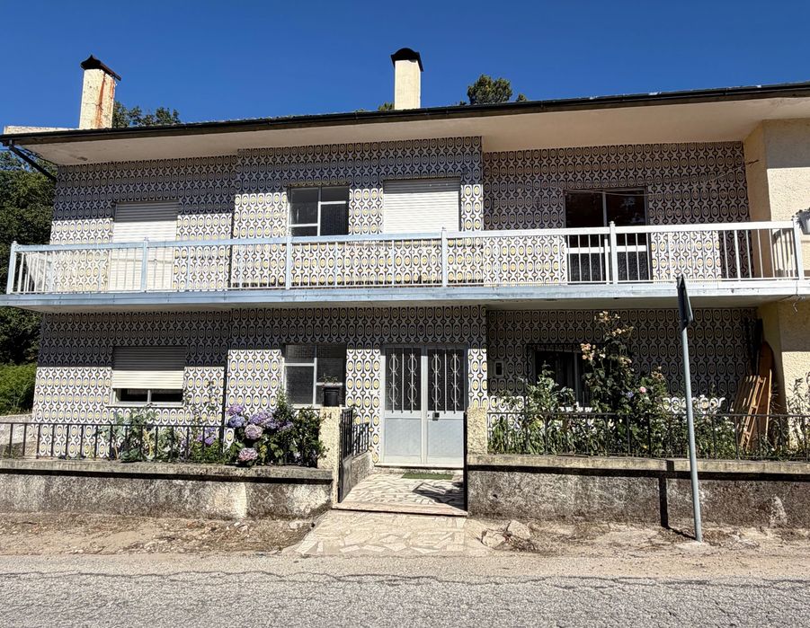 Moradia geminada na EM514, Aldeia de Nacomba