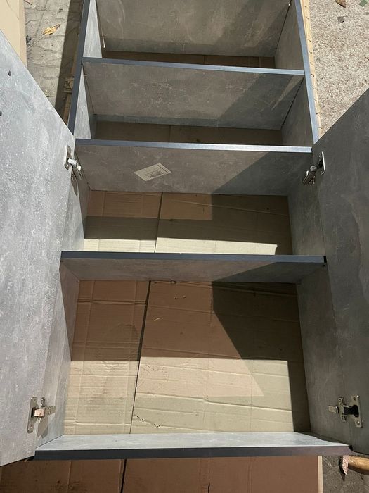 шафа з полицями та дверцями