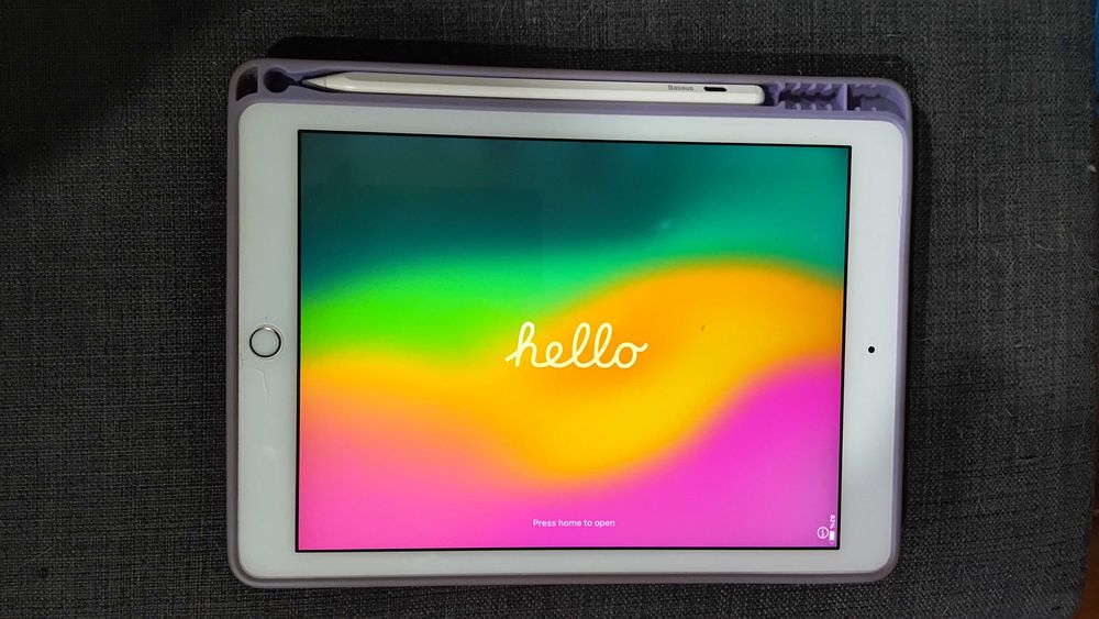 iPad (6.ª geração) 2018 com caneta Baseus e capa