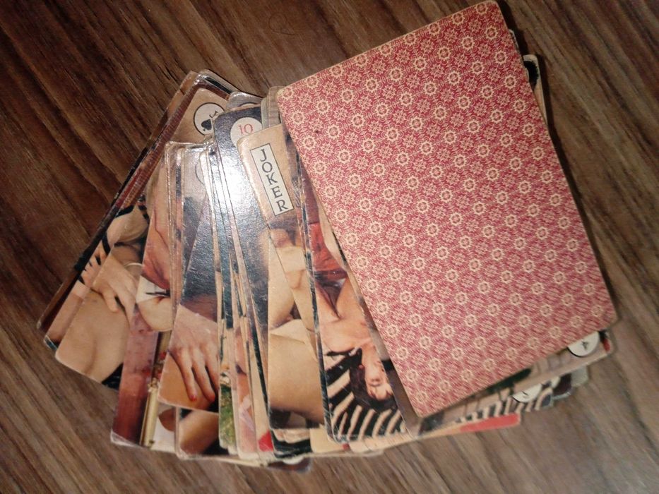 Baralho de cartas vintage com cenas de sexo
