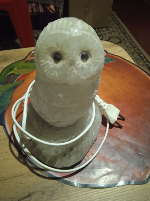 Соляна лампа-нічник у формі сови. 
Виготовлена з натуральної гімалайсь