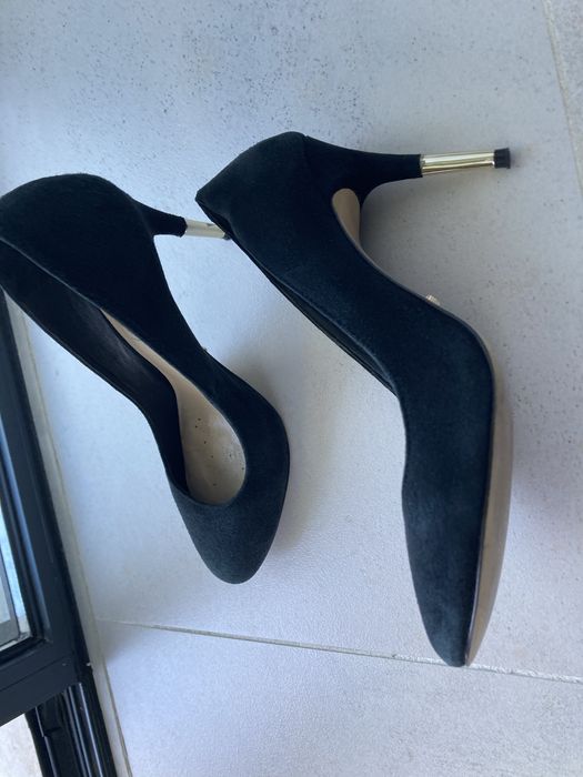 Sapatos pretos com saltos