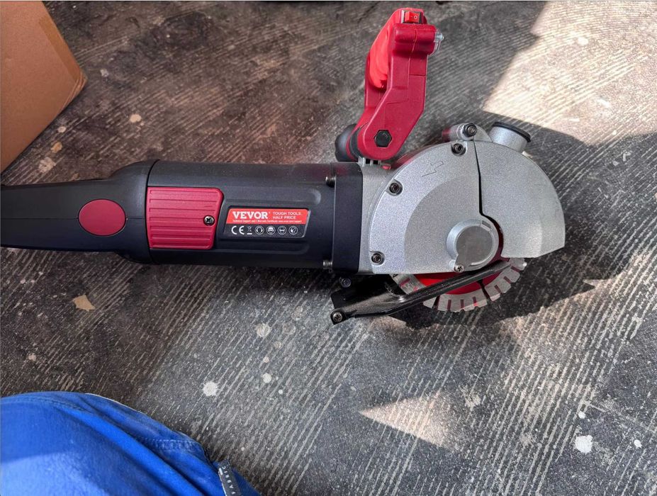 Máquina de abrir roços em paredes