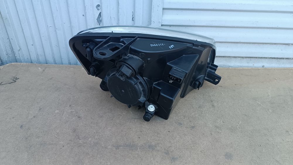 Vendo farol esquerdo de Peugeot partner, citroen Berlingo ano 2002/08