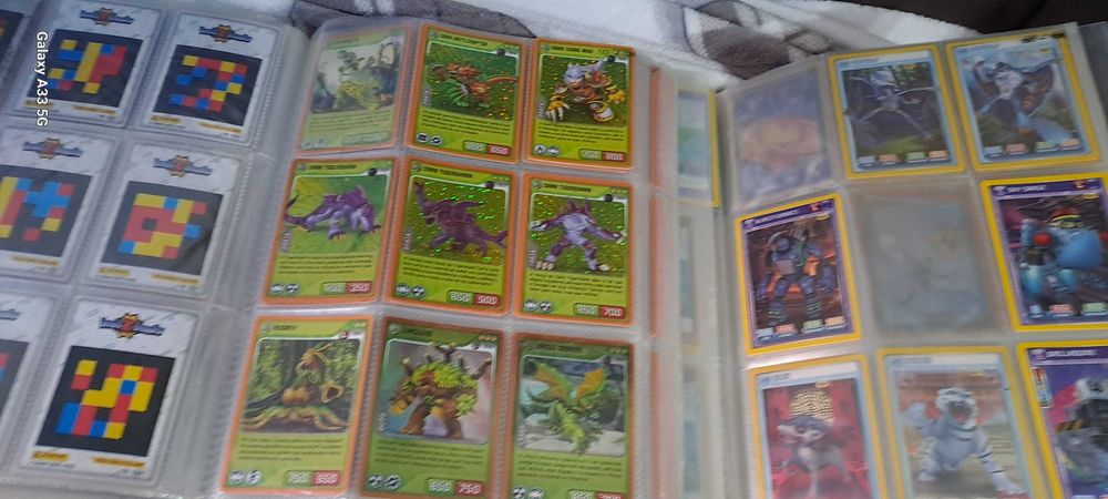 Cadernetas Invizimals com mais de 400 cartas