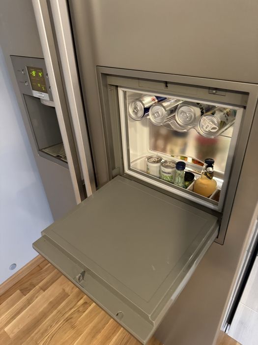 Duza lodowka z kostkarka i barkiem LG