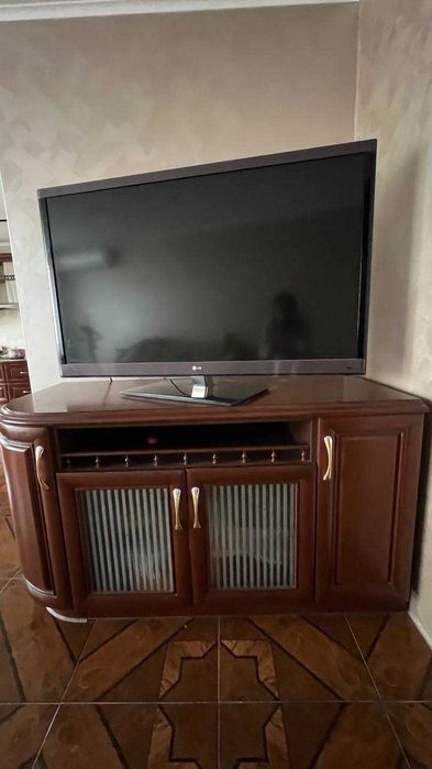 Тумба під телевізор з масиву дуба