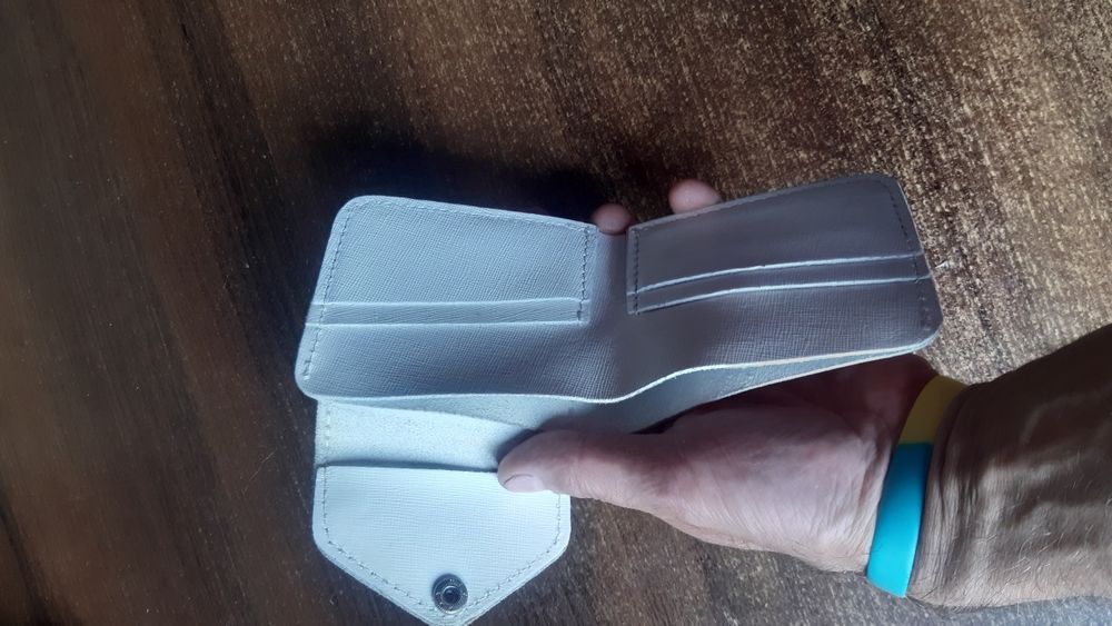 Гаманець білий на кнопке