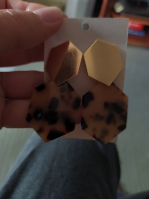 Brincos compridos em metal dourado e acrilico preto e castanho NOVOS