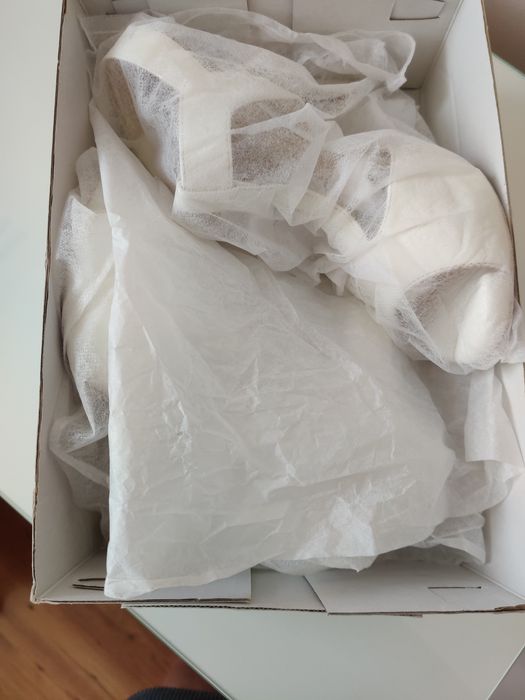 Białe sandałki szpilki.