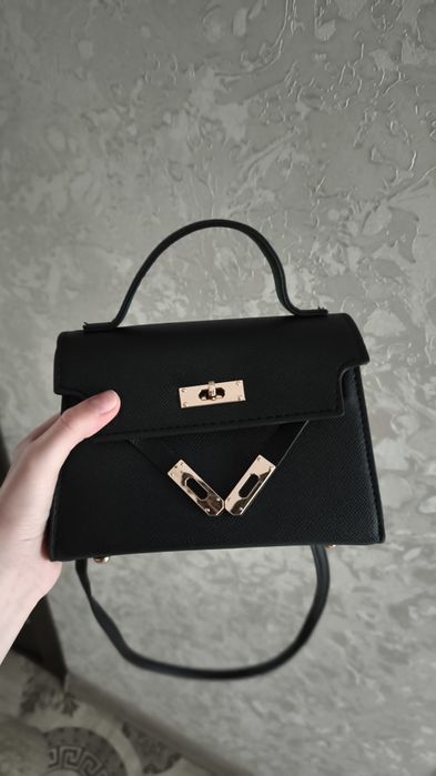 Сумка типу HERMES. Чорного кольору з ремінцем