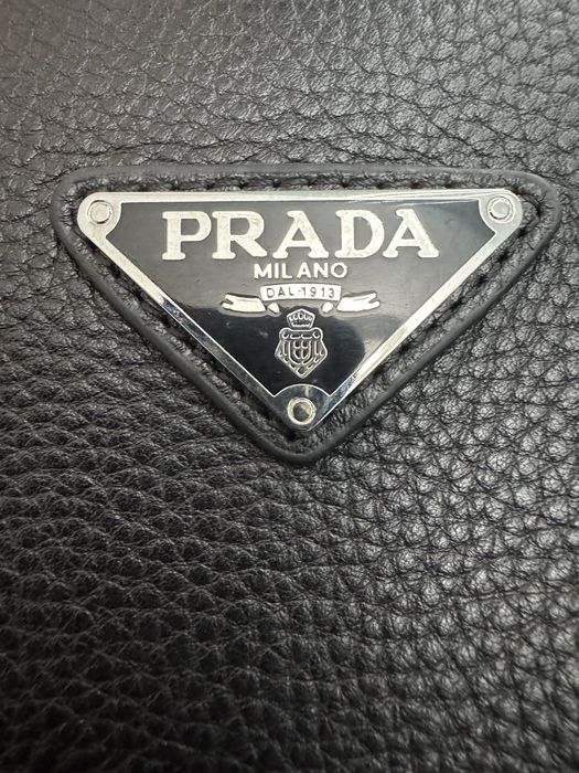 мужская зернистая  кожаная сумка-слинг Prada