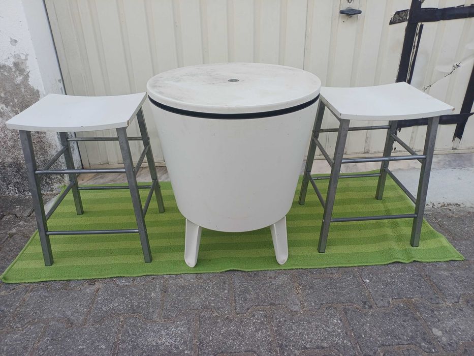 Mesa de apoio geladeira + 2 bancos