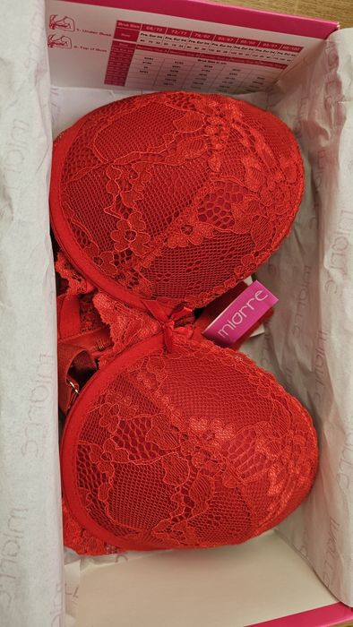 Новий червоний комплект