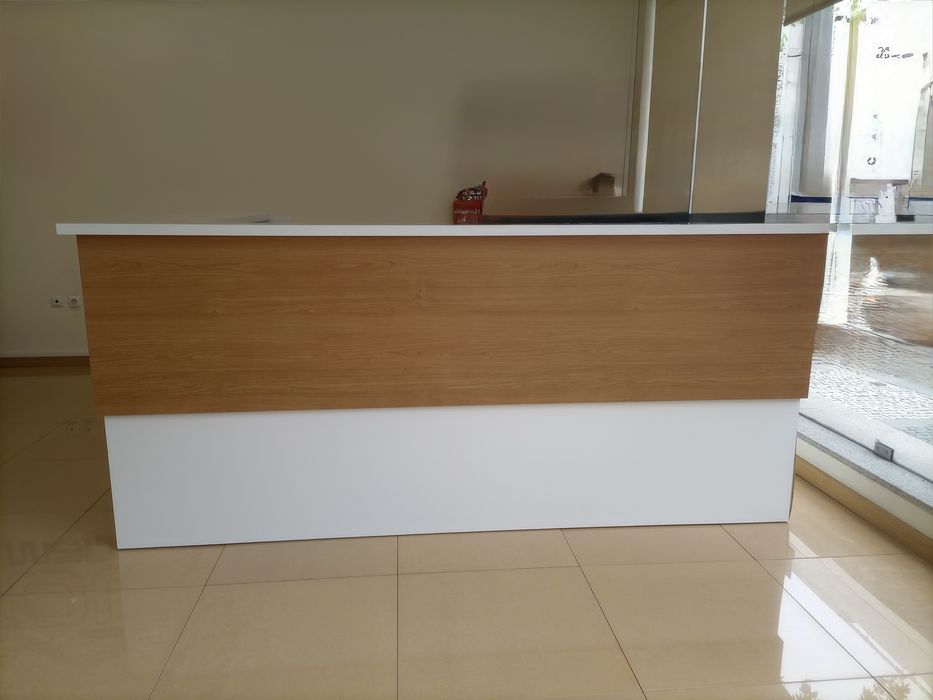 Balcão de Receção / Atendimento em Madeira e Branco