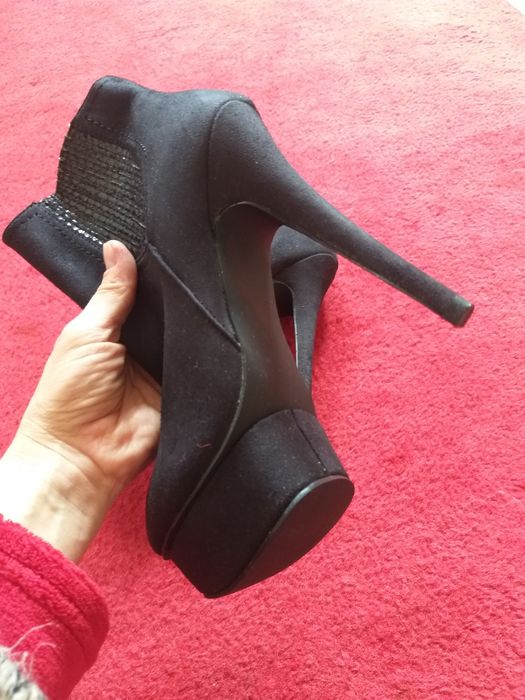 Botim em camurça cor preto,marca top fashion,compensados à frente.