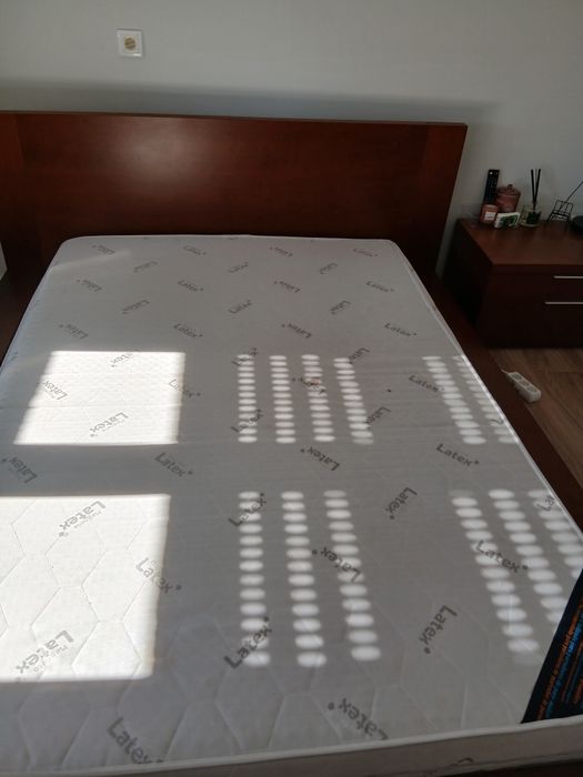 Vendo conjunto de cama +colchão+estrado+2 mesas de cabeceira