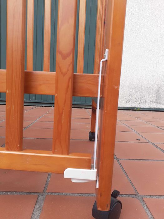 Cama de bebé em madeira