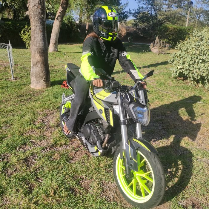 Yamaha MT 125 bom estado com capacete e casaco