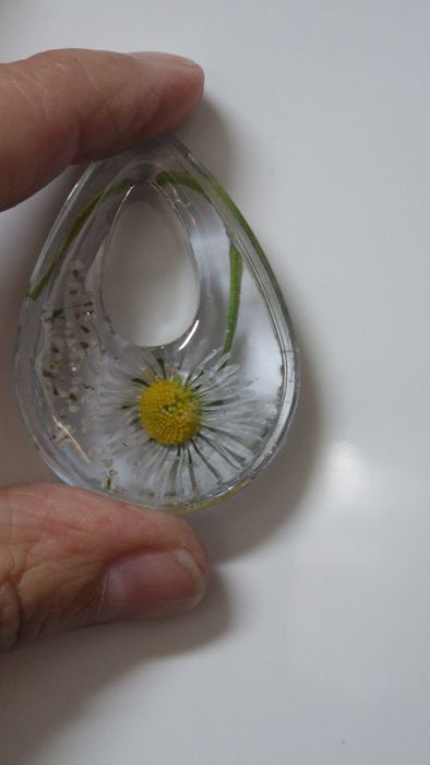 Colares artesanais  em resina e flores naturais