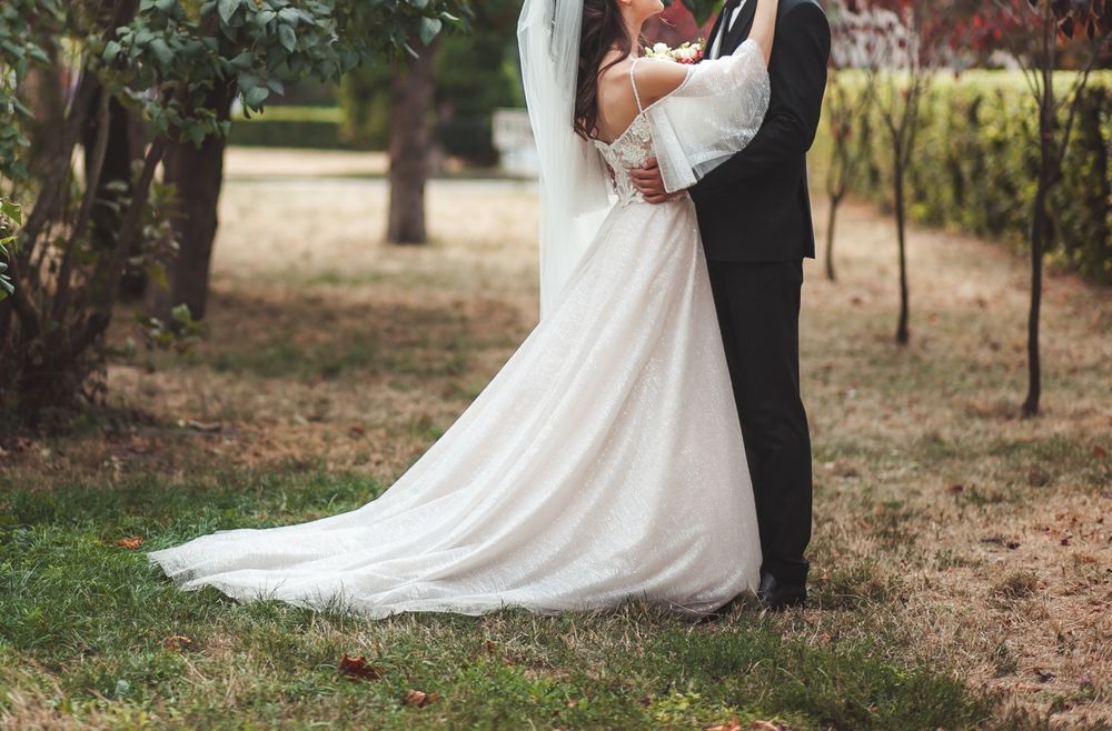 Весільна сукня з блискітками