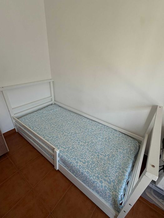 Cama casal e solteiro completos, móveis em geral, sofá, frigorífico